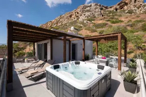 See2Sea Loft with Jacuzzi - Image 2
