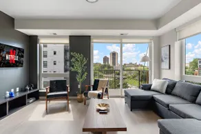 E426 Luxurious & Spacious 3BD Condo DT Minneapolis - Image 2