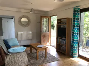 Bumblebee lodge. - Image 4