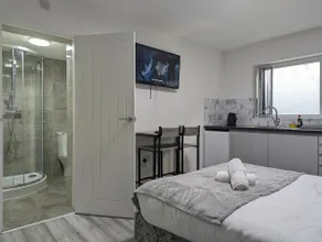 Private & Relaxed Studio Room 3 - Image 3