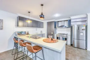 StayAU Newly 8 Beds Spacious Home in Derrimut - Image 3
