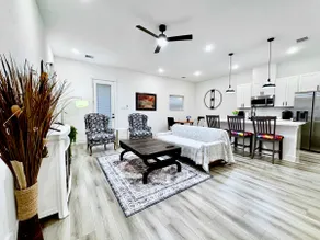 Gated community, quiet house close to downtown - Image 2