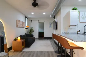 Modern 1BR Near Downtown • Parking • Fast WiFi - Image 2