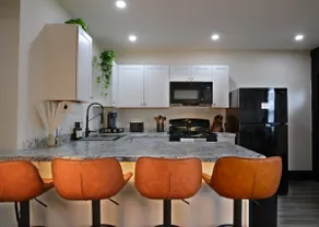 Modern 1BR Near Downtown • Parking • Fast WiFi - Image 3