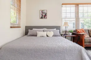 Stylish Studio w/ King Bed + 55in TV + 2Car Garage - Image 5