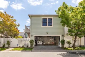 Stylish Studio w/ King Bed + 55in TV + 2Car Garage - Image 3