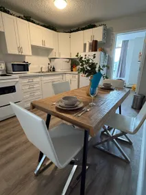 Walking distance to Stampede! Quiet and clean pad - Image 5