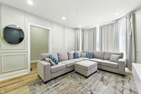 Modern Apt Near the Loop - Image 2