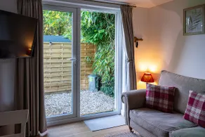 The Perk Inn, Cosy & Secluded Garden Lodge - Image 4
