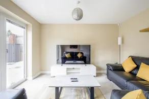 Modern 4-BDR House + Parking | Walk to City Centre - Image 5