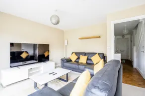 Modern 4-BDR House + Parking | Walk to City Centre - Image 4