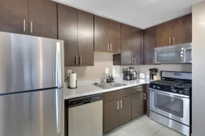 Large 3BDR Family Suite + Balcony, Parking, METRO - Image 5
