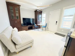 Cozy Private Suite with Living Space near Dyke - Image 3