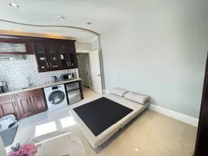 Cozy Private Suite with Living Space near Dyke - Image 4