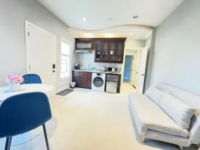 Cozy Private Suite with Living Space near Dyke - Image 2