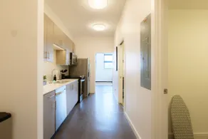 Above The Roots - Elegant Studio Stay - Image 3