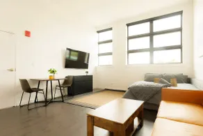 Above The Roots - Elegant Studio Stay - Image 4