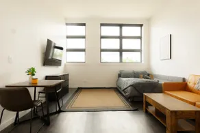 Above The Roots - Elegant Studio Stay - Image 2