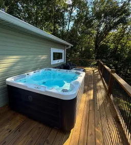 Breathtaking Mountain Views & Private Hot Tub - Image 3