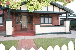 Picture Perfect Bungalow in Perfect Location - Image 2