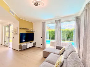 Soak in Luxury Rooftop Jacuzzi Lakefront - Image 3