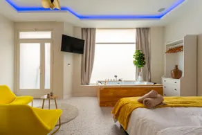 Suite with Hot Tub & Sauna – Downtown | Strasbnb - Image 5