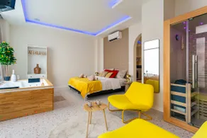 Suite with Hot Tub & Sauna – Downtown | Strasbnb - Image 2