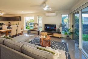 Nora Poolhouse, Sunny Family Home near essentials - Image 4
