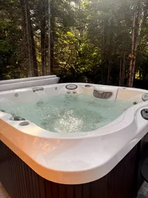 Le Pin Rouge Cozy Chalet with Hot Tub - Image 3