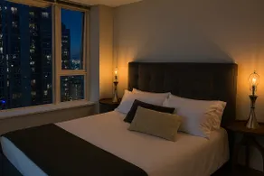 City Vibes: Sauna, Pool, Hot Tub & Free Parking - Image 2