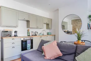 Georgia Suite I Modern 1BR Apartment I Sleeps 4 I Near Gavin and Stacey House I Barry High Street I Barry Train Station I Barry Island I WiFi I Parking and Easy Cardiff Access - Image 2