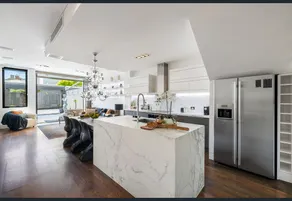 1st Class Living in the Heart of Albert Park - Image 2