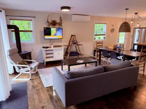 Family cottage with lake access and game room - Image 2