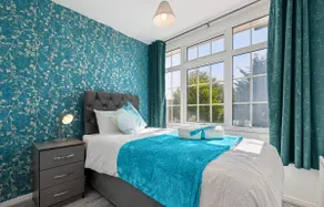 Cozy 3 bedroom house with free parking and near hospital - Image 2
