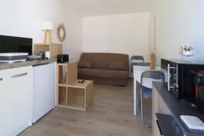 Studio in a local home, swimming pool, air conditioning - Image 3