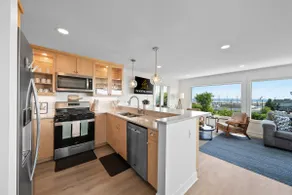 Panoramic Lake Views | Walk to Beach | Sleeps 20 - Image 5