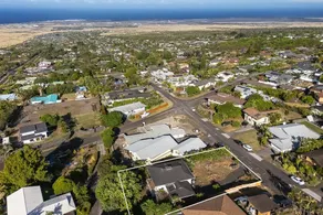 3BR w/ AC, Vaulted Ceilings & Lanai, Near Airport - Image 4