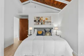 3BR w/ AC, Vaulted Ceilings & Lanai, Near Airport - Image 3