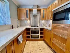 Spacious 5BR, Cheltenham Town centre, inc parking - Image 5
