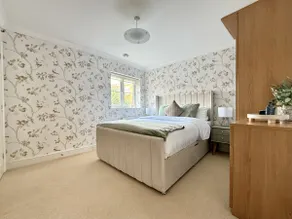 Spacious 5BR, Cheltenham Town centre, inc parking - Image 4