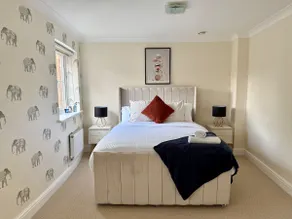 Spacious 5BR, Cheltenham Town centre, inc parking - Image 3