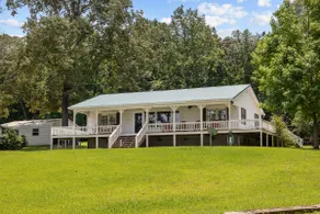 Neely Henry Lake Front Retreat - Image 2