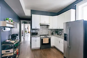 Spacious Arcade Apt for 12 Guests 10 min Downtown - Image 4