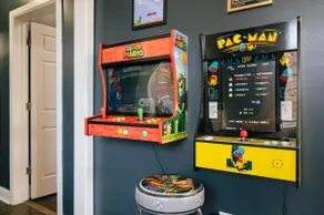 Spacious Arcade Apt for 12 Guests 10 min Downtown - Image 5