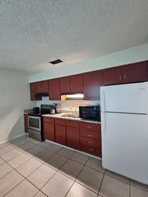Spacious 2BR Apt (right side) - Image 4