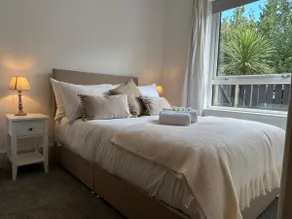 Beautiful 2BR Apt City Centre Walk Everywhere - Pass the Keys - Image 3