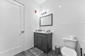 NYC 20 Min Designer Loft | Gym, Desk & Parking - Image 4
