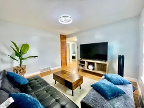 Cozy 3-Beds in 2-Bedrooms Apartment Near Quincy Adams - Image 2