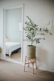 Bright City Apartment with Balcony - Image 5