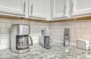 Stylish Remodeled Townhouse - Image 4